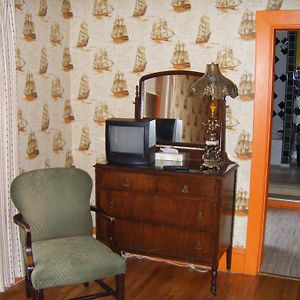 Queen Room Ensuite Bathroom